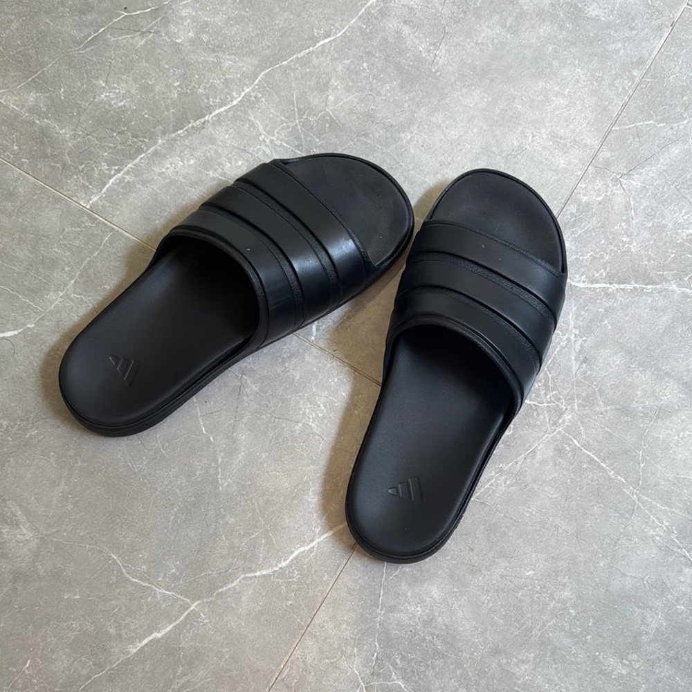 Adidas Classic Black Slides - Picture 1 of 3